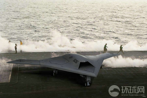 資料圖：X-47B無人機在林肯號航母上進行系統連接測試。