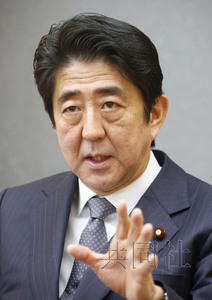 日本首相安倍晉三24日在官邸接受共同社采訪。