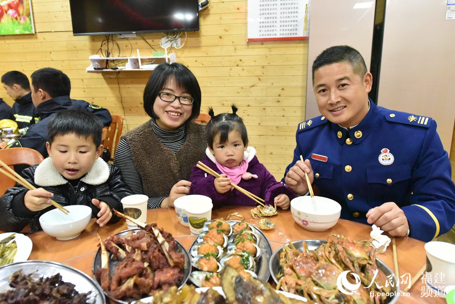 賴建華的妻兒是春運(yùn)的逆行者，今年過年來到大隊(duì)和他一起過年。 余杉芳攝