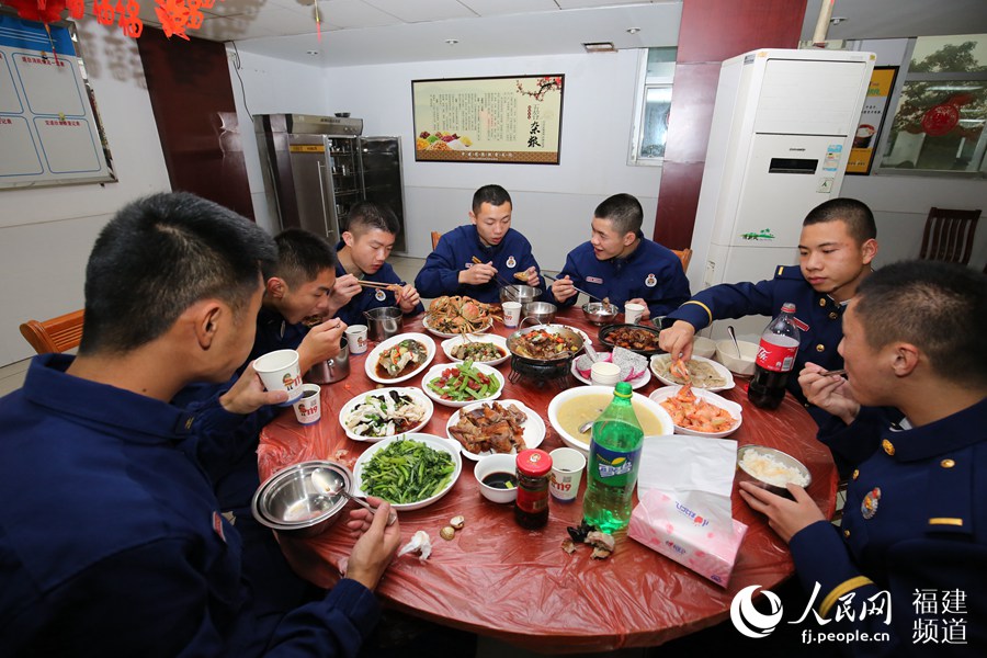 漳州消防救援支隊特勤一中隊吃年夜飯。