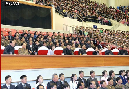 金正恩攜夫人觀看運(yùn)動(dòng)會為參賽選手鼓掌（圖）