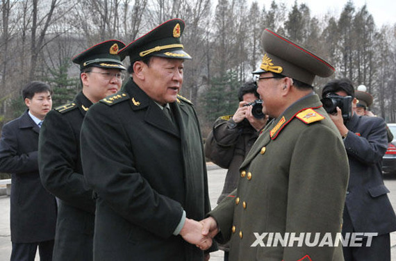 11月22日，朝鮮人民武力部部長金永春次帥（右）在平壤祖國解放戰(zhàn)爭勝利紀念塔廣場歡迎到訪的中國國務委員兼國防部長梁光烈。新華社記者姚西蒙攝