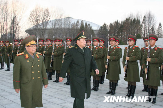 11月22日，中國國務委員兼國防部長梁光烈（右）在朝鮮人民武力部部長金永春次帥的陪同下，在平壤祖國解放戰(zhàn)爭勝利紀念塔廣場檢閱朝鮮人民軍儀仗隊。