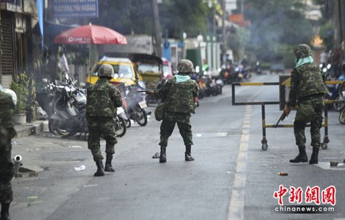 組圖：泰國紅衫軍和軍警發(fā)生沖突