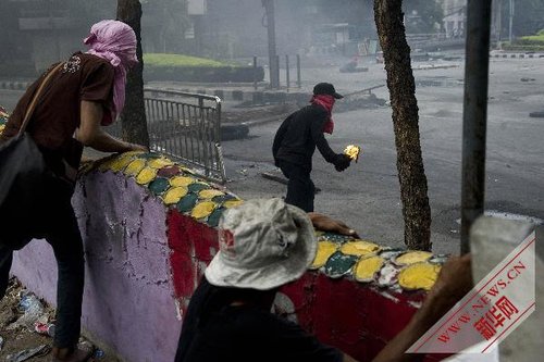 泰國政府拒絕國會(huì)斡旋下與“紅衫軍”談判(圖)