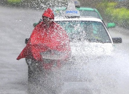 “蘇拉”帶來(lái)大暴雨 福州市區(qū)部分路段積水成患