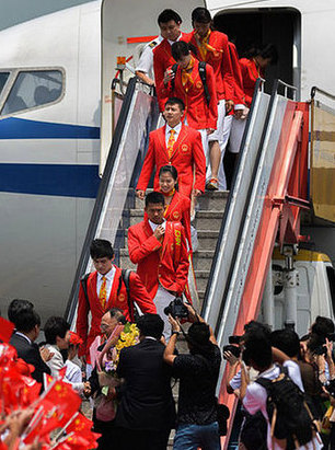 倫敦奧運會內(nèi)地金牌運動員代表團抵港