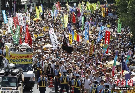 資料圖：當(dāng)?shù)貢r(shí)間7月16日，日本東京爆發(fā)“再見(jiàn)核電站”大集會(huì)。據(jù)主辦方透露，約有17萬(wàn)人參加了此次活動(dòng)。集會(huì)者呼吁關(guān)閉日本所有核電站，實(shí)現(xiàn)“無(wú)核化”。