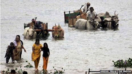 印度南部暴雨成災致22人死數萬人無家可歸（圖）