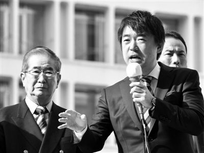 29日，日本著名極右翼分子石原慎太郎（左）和新生代右翼政客橋下徹在東京街頭演講拉票。