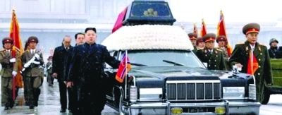 去年12月金正日出殯時，位于右側(cè)前方的是前總參謀長李英浩，其后是前人民武裝力量部部長李永春
