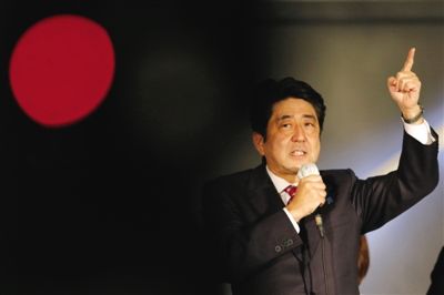 　　12月15日，日本自民黨總裁安倍晉三在東京街頭發(fā)表演講。當日是競選活動最后一天，日本國民議會選舉于12月16日拉開帷幕。圖/新華社