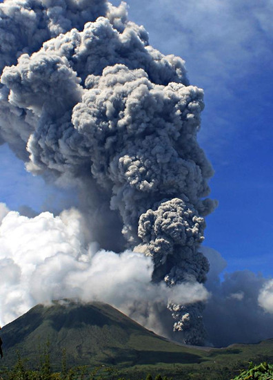 印尼洛孔火山噴發(fā)火山灰升至3000米高空（圖）