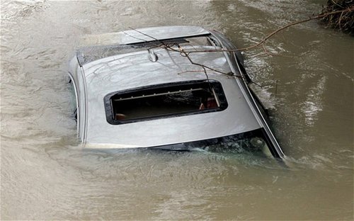 在英國艾克塞斯，一輛車被洪水淹沒。