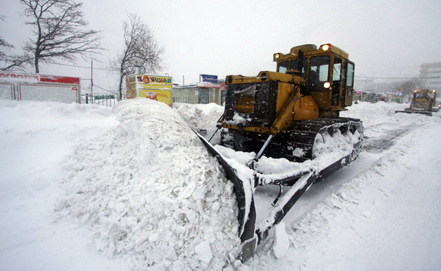 鏟車在清理俄羅斯道路上的積雪。