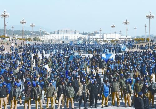 15日上午，大批警察在巴基斯坦首都伊斯蘭堡總統(tǒng)府前警戒。