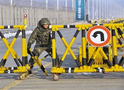 2月13日，朝韓邊境，韓國方面在通往朝鮮金剛山工業(yè)園區(qū)的韓國道路上設(shè)置路障。