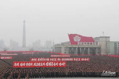 2013年2月14日，朝鮮在首都平壤的金日成廣場(chǎng)舉行了超過(guò)10萬(wàn)人參加的平壤市軍民聯(lián)歡大會(huì)，慶祝第三次地下核試驗(yàn)成功。攝影：人民網(wǎng)記者 王莉