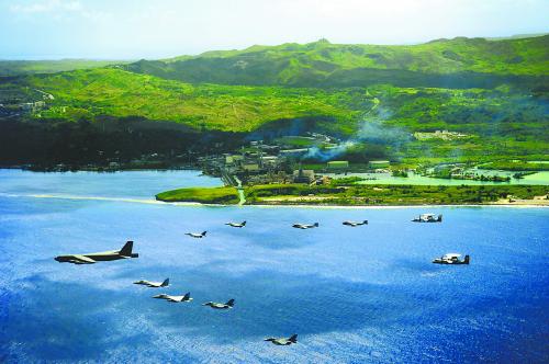 美國空軍飛行編隊在關(guān)島進行演習的資料圖片