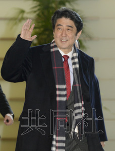 圖為2月21日上午安倍步入官邸。