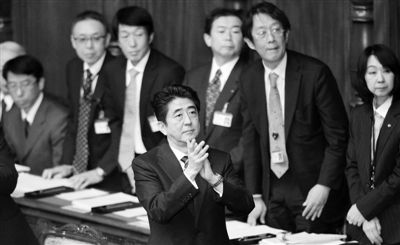 2月28日，日本首相安倍晉三（中）在國會鼓掌。他當(dāng)天說，希望與中韓重新交好。