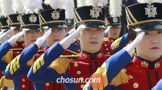 韓國軍隊(duì)杰出“巾幗”劇增憂男學(xué)生水平下降