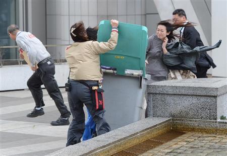 日本部分地區(qū)遭強風(fēng)襲擊成田機場內(nèi)視線模糊