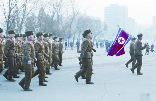 16日，一隊(duì)朝鮮士兵走過平壤街頭。