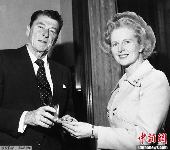 　英國“鐵娘子”、前首相撒切爾夫人8日去世，享年87歲。撒切爾夫人1979年至1990年任首相，是英國唯一一位女首相，也是英國20世紀(jì)連續(xù)執(zhí)政時間最長的首相。圖為1975年4月9日，羅納德·里根贈送撒切爾夫人（右）一枚銀制紀(jì)念章。