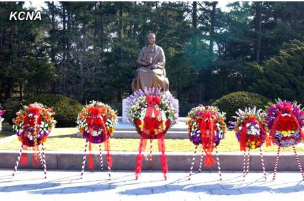 朝舉行向金日成母親康盤石銅像獻(xiàn)花圈儀式（圖）