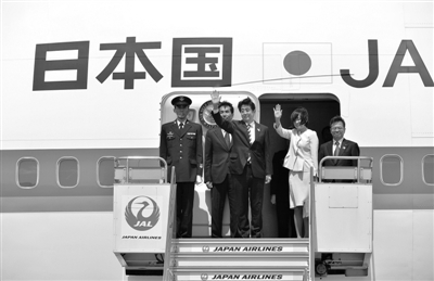 4月28日，日本首相安倍晉三攜夫人一同前往俄羅斯，交流領(lǐng)土和經(jīng)濟(jì)合作問(wèn)題。這是日本首相十年來(lái)首次正式訪問(wèn)俄羅斯。