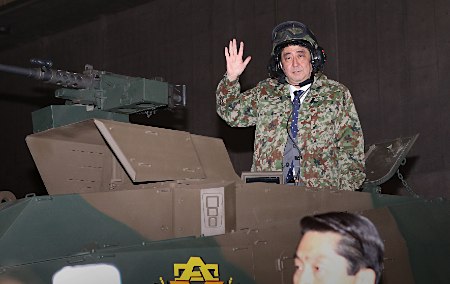 安倍“登戰(zhàn)車秀強硬”日緊鑼密鼓織“遏華網(wǎng)”