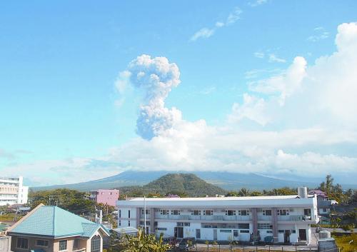 5月7日，菲律賓呂宋島東南部的馬榮火山發(fā)生噴發(fā)。據(jù)報(bào)道已造成5人死亡。