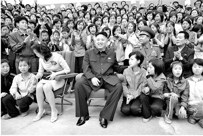 5月19日，朝鮮最高領導人金正恩與夫人李雪主訪問妙香山少年團野營所，與孩子們合影。