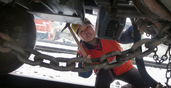 南鐵南昌南車輛段女職工大雪紛飛保車輛運(yùn)行安全