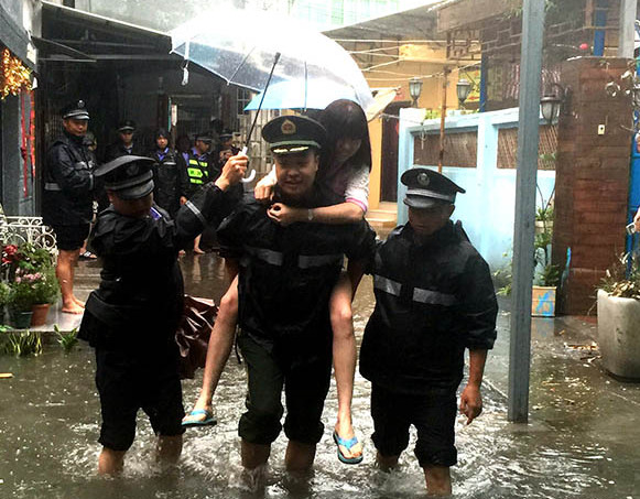 民警從積水處背出被困群眾。