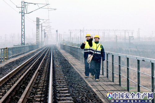 襄陽供電段以雪為令特巡上崗保安全 (2).jpg