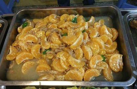 華南女院食堂推出“神菜”　橘子肉絲幾分鐘賣(mài)光