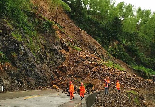 南平政和:強(qiáng)降雨致國道235線一處塌方 無人員傷亡