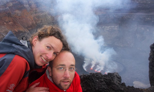 大膽人類火山口“湊熱鬧”求婚品酒賞美景（圖）（3）