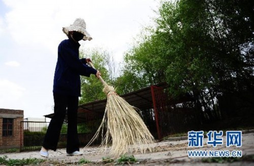 5月17日，中國(guó)鋁業(yè)青海分公司職工羅靜源在公司內(nèi)清掃垃圾。新華社記者張宏祥攝