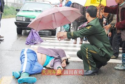 消防員路遇婦女車(chē)禍重傷為其撐傘遮雨感動(dòng)網(wǎng)友