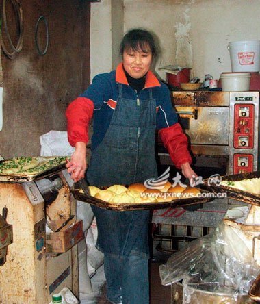 女子身兼數(shù)職供繼子讀書(shū) 丈夫去世后不離不棄