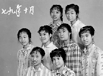 1979年10月，這一次，變化悄悄顯現(xiàn)，有人燙起了新潮的發(fā)型，梳起了卷卷的劉海。