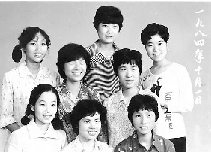 　1984年10月1日，不知是不是短發(fā)流行，女孩們形象大變，8個(gè)人中有6個(gè)剪短了頭發(fā)。