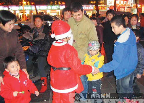 小嘉璐正在街上派送禮物。 記者 趙敏攝