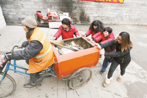 　■熱心人士幫大媽推車。 　