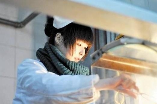 華中師大東二食堂的一名22歲女服務(wù)員則因外貌清純似10余歲的少女，周邊高校大學(xué)生稱為“華師萌廚娘”。