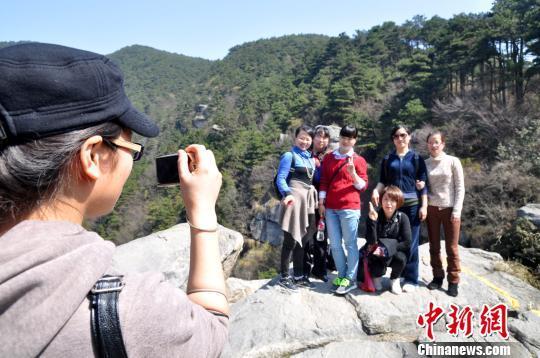 3月8日，廬山陽光明媚，春意盎然，該山連續(xù)十年在“三八國際婦女節(jié)”對女性游客免費?！±钪覗|　攝