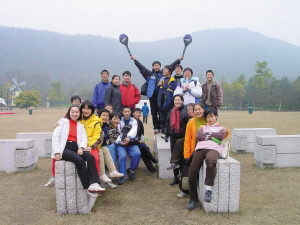 　　高一時，全班去太子灣公園玩。右二穿著黃色衣服的是張京。左上中間穿著黑衣服的女孩是也進了外交部的趙婷，圍紅色格子圍巾的是胡躍波老師。圖片由胡躍波老師提供src=